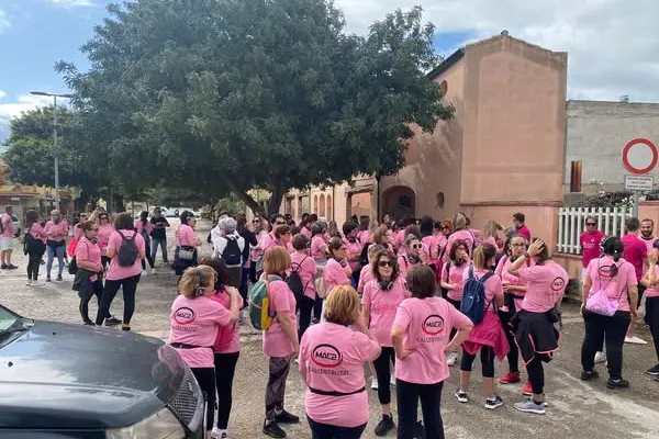 La passeggiata per le vie di Settimo (foto Serreli)