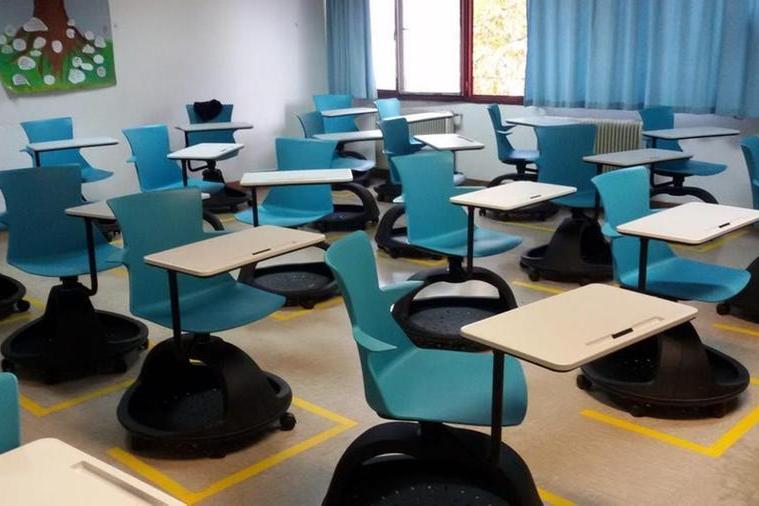 Scuola, oltre 100mila banchi a rotelle restituiti: “Non sono a norma”
