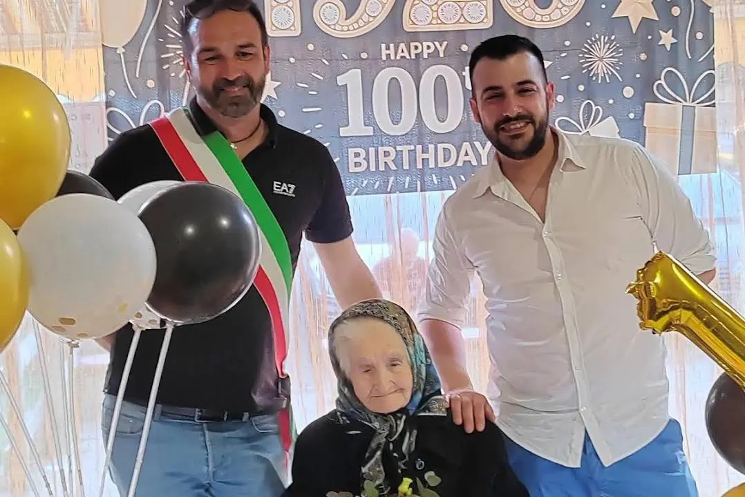La centenaria assieme al sindaco Lorenzo Pinna e al vice Davide Demontis (foto concessa)
