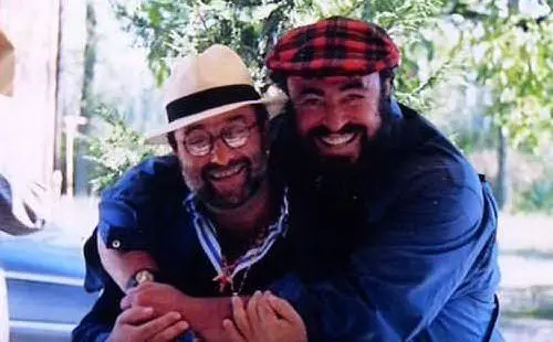 Il cantautore bolognese con il tenore Luciano Pavarotti