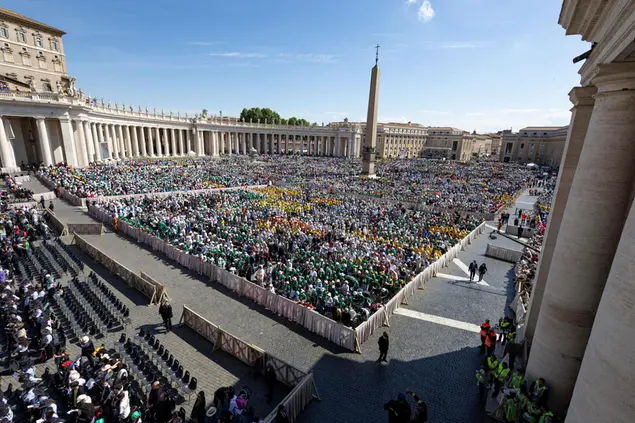 Piazza San Pietro gremita per la messa in suffragio (Ansa)