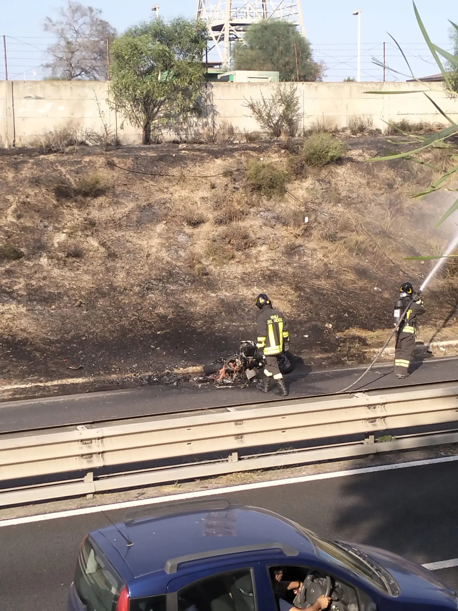La moto in fiamme coi vigili del fuoco