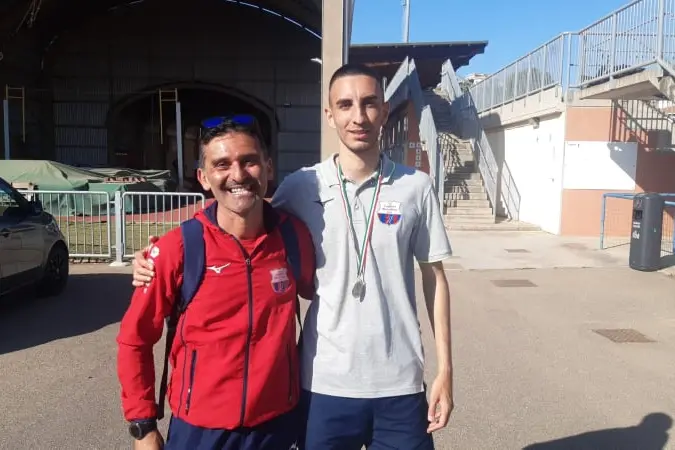 Gianmatteo De Furia, a destra 26 anni, con il suo tecnico Andrea Cabboi, a sinsitra 51 anni. (foto di Mattia Lasio)