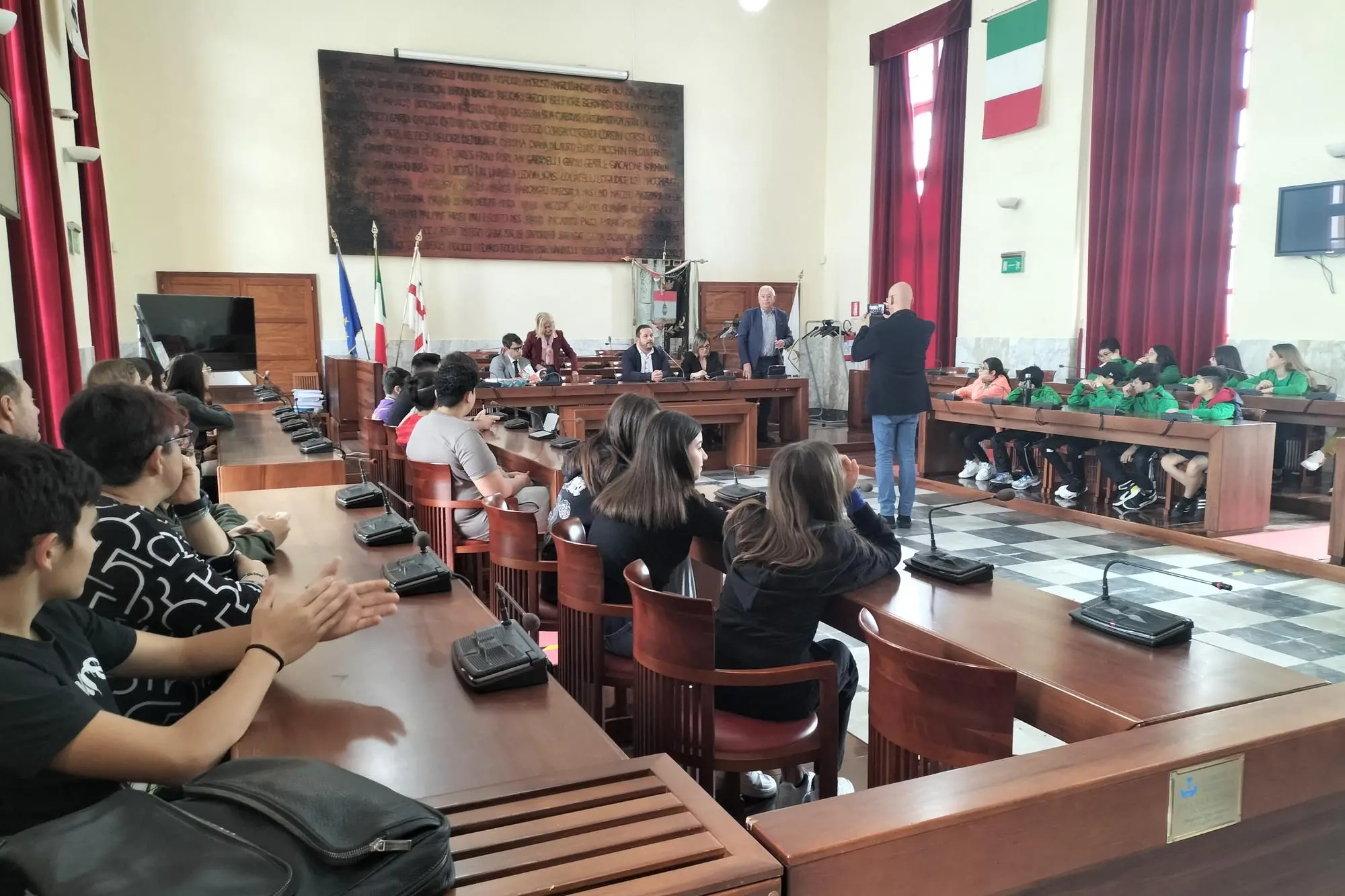 Gli studenti in Comune a Carbonia a lezione di differenziata (foto Scano)