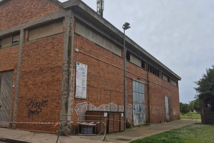 L'edificio in via Azuni a Porto Torres (foto Pala)