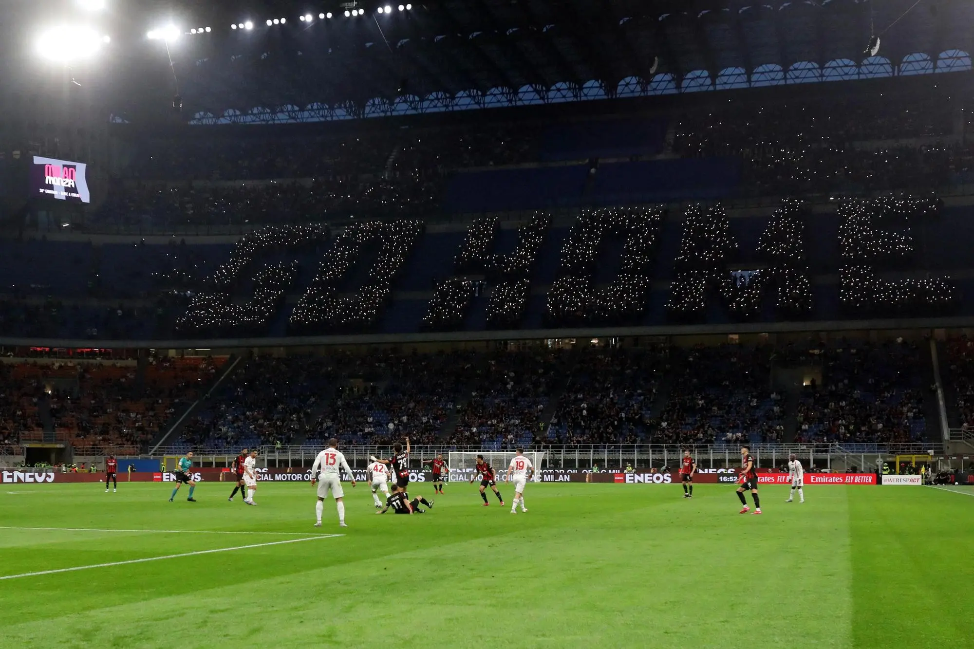 La contestazione dei tifosi del Milan nell'ultima partita di Serie A contro il Monza (foto Ansa)