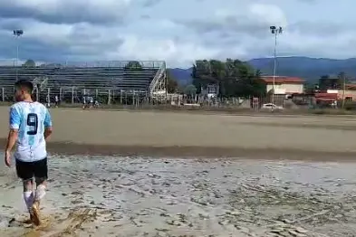 Il campo allagato (foto Serreli)