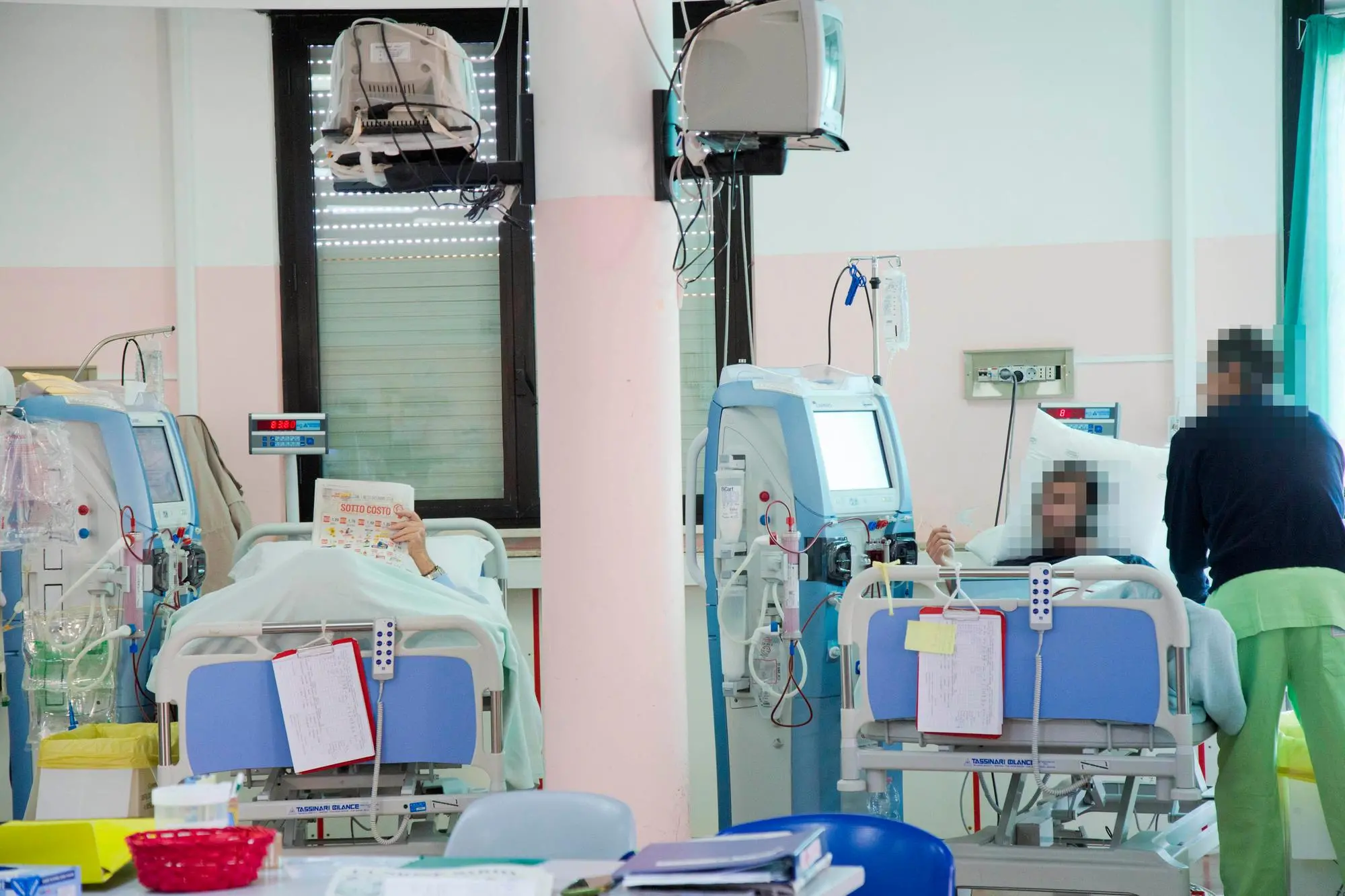 Pazienti durante una dialisi in ospedale (archivio)