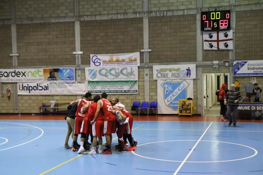 Festeggiamenti post gara del Basket Serramanna (foto concessa)
