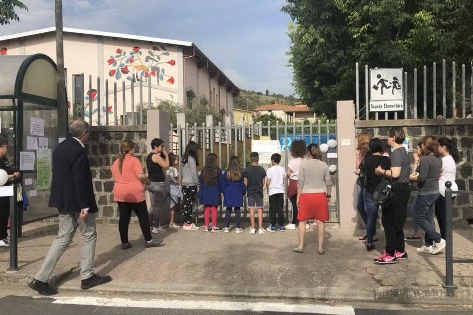 Bambini e genitori accanto alla mamma della Marmilla: il sit-in davanti a scuola VIDEO