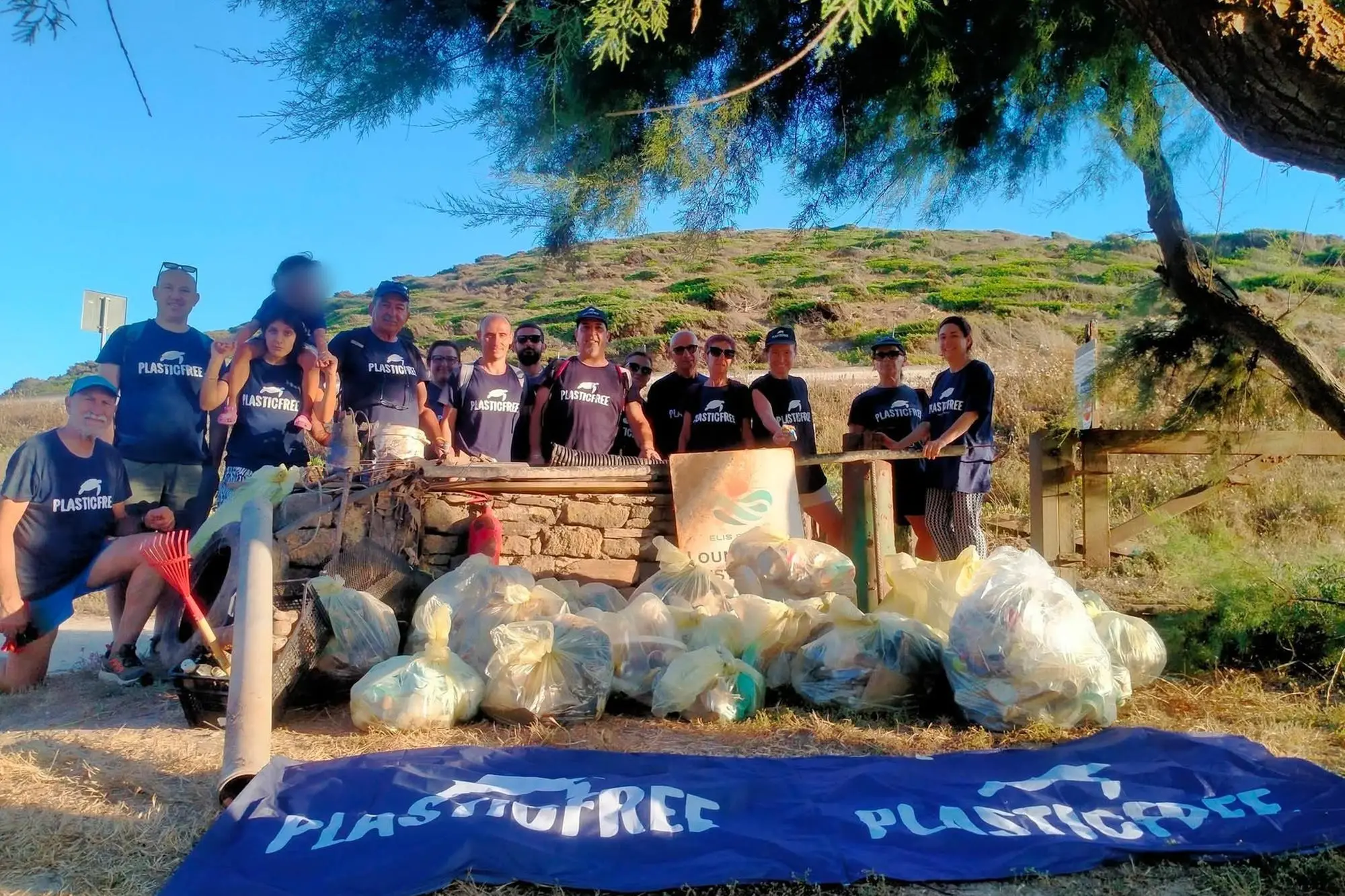 I volontari di Plastic Free a Porto Palmas