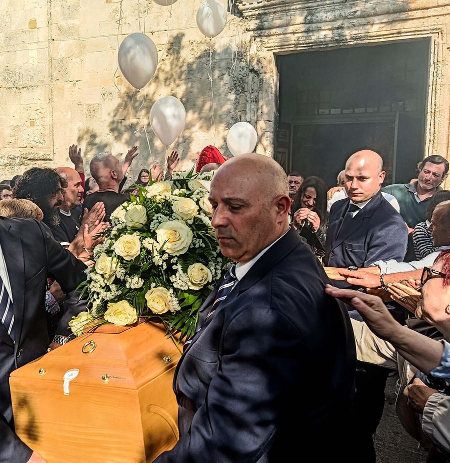 Villacidro, palloncini e fumogeni per l’ultimo saluto a Leonardo