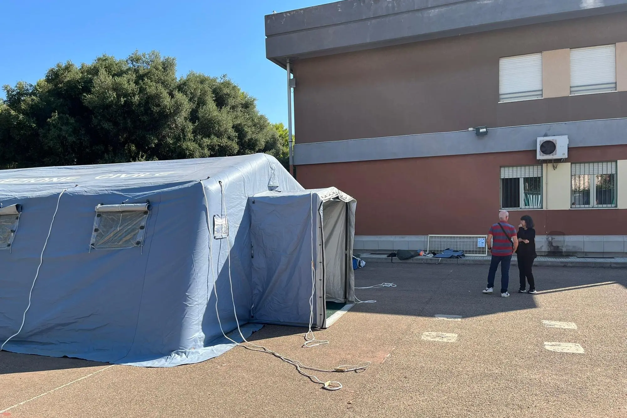 Una delle tende montate in via Stoccolma (foto L'Unione Sarda)