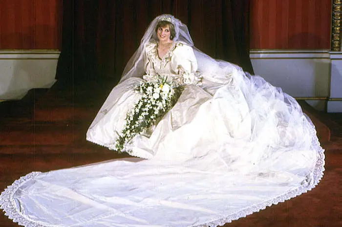 Il lunghissimo abito da sposa della principessa