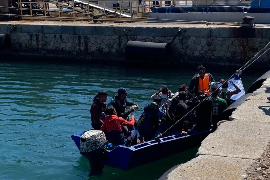 Sbarco di migranti a Sant'Antioco (Foto Andrea Scano)