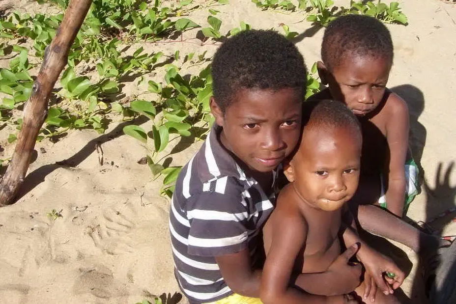 Immagine simbolo di bambini bisognosi d'aiuto