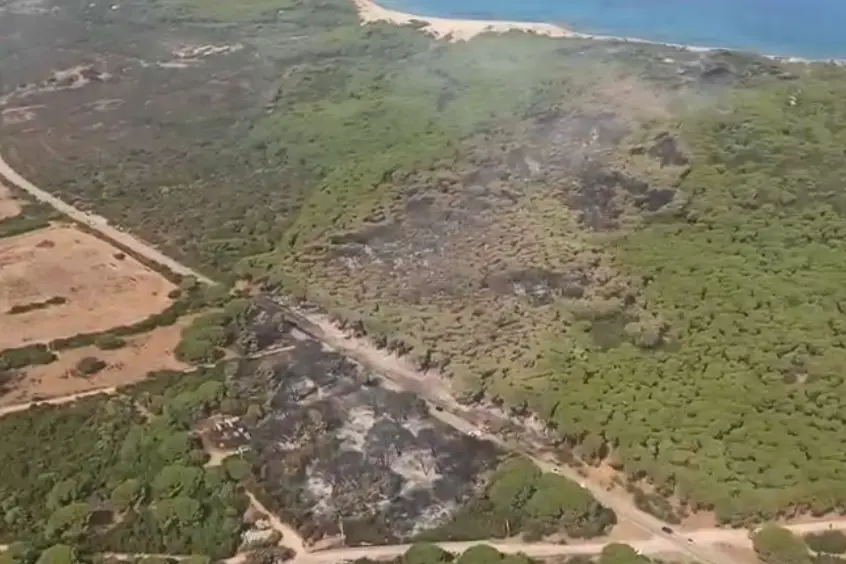 Incendio ad Aglientu: la devastazione vista dall'elicottero