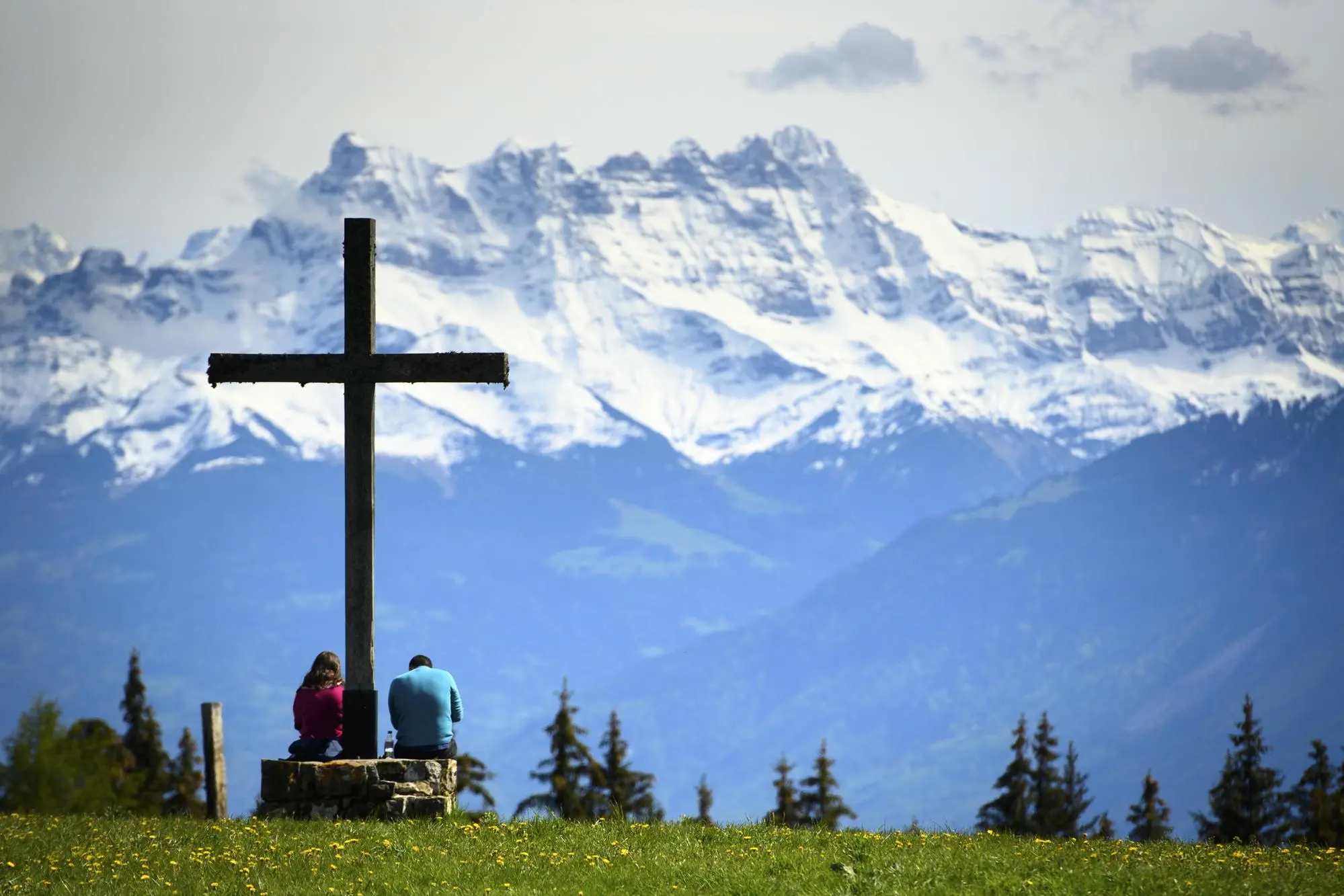 Croce in montagna (foto Ansa)