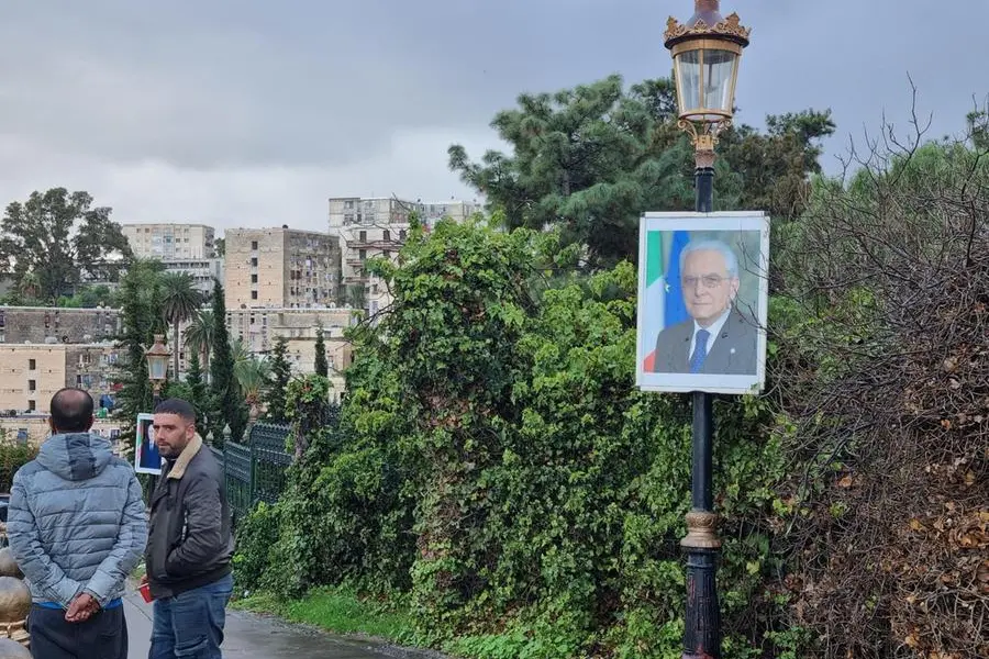 Una foto del presidente della Repubblica Sergio Mattarella esposta nel centro di Algeri (Ansa - Campo)