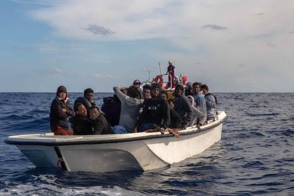 Barcone in difficoltà: 39 migranti salvati dalla Ocean Viking