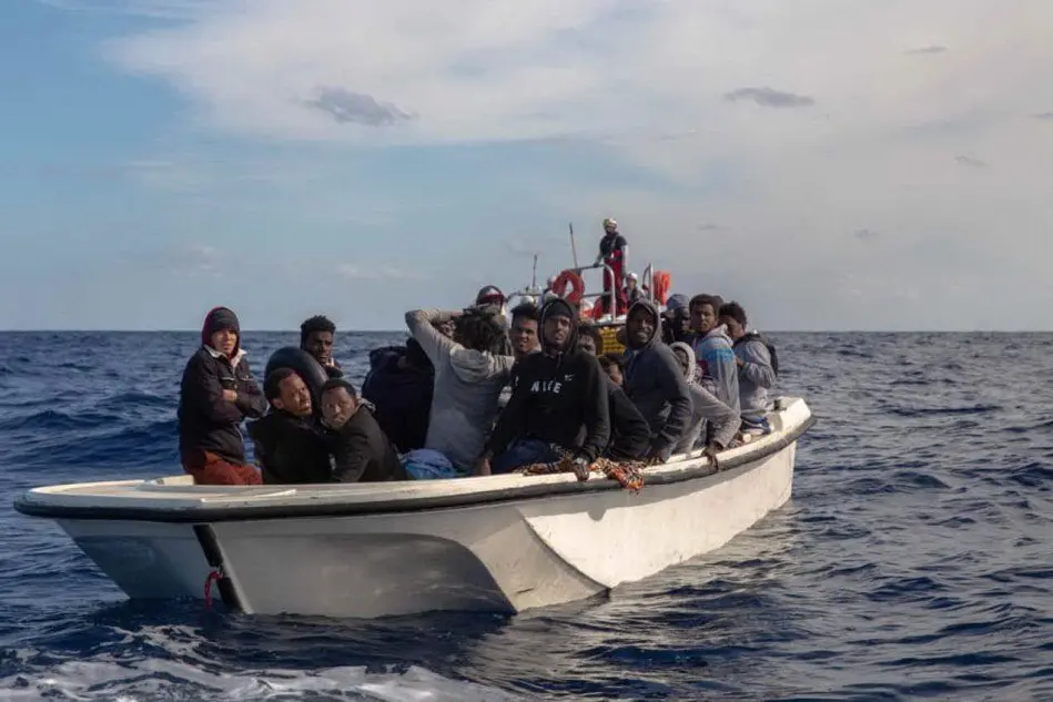 Un barcone in difficoltà (foto Twitter MSF Sea)