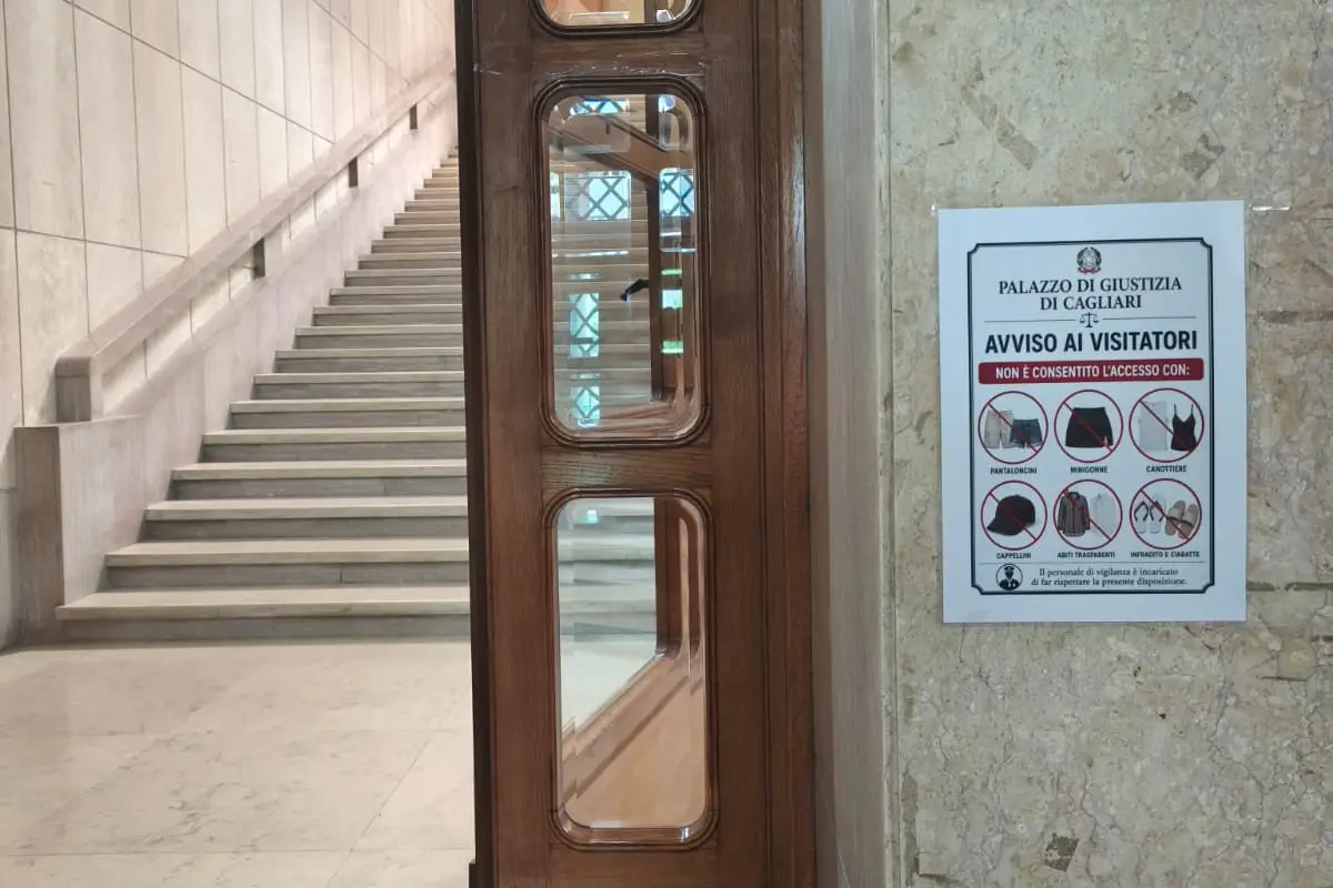 Il manifesto comparso nel Palazzo di Giustizia di Cagliari
