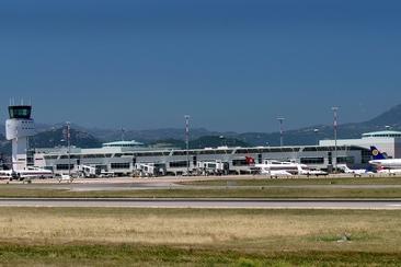 L'aeroporto di Olbia (foto Ansa)