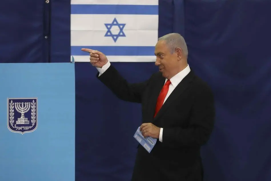 Netanyahu al seggio (Ansa)