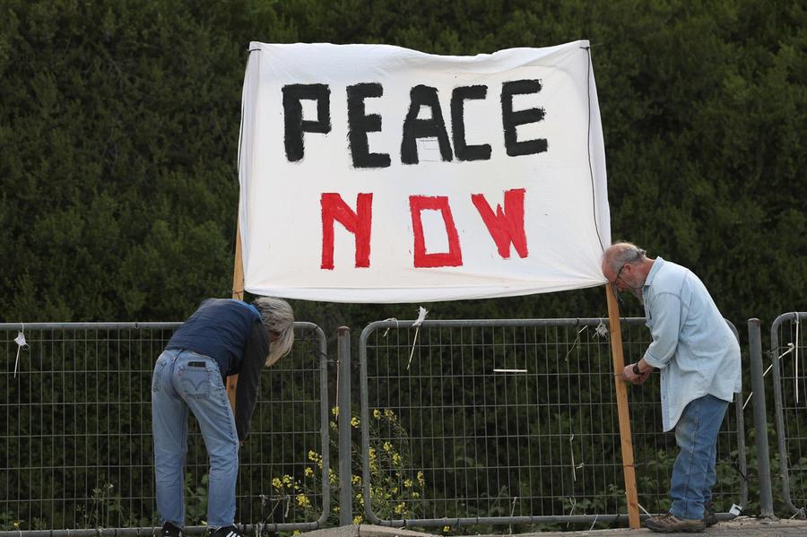 Usa-Iran, voci di trattative per un cessate il fuoco di 45 giorni. Raid vicino Teheran: «Uccisi anche bimbi»