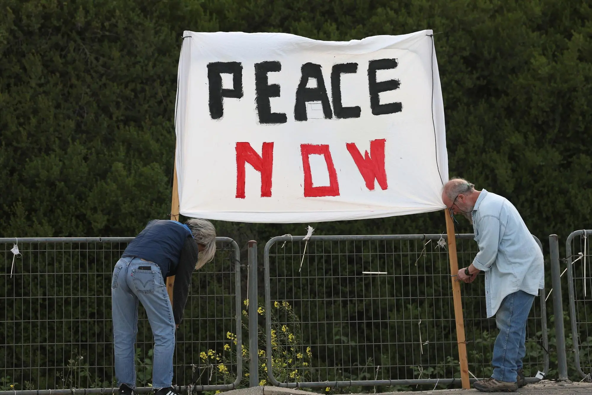 Una manifestazione per il cessate il fuoco in Israele (Ansa-Epa)