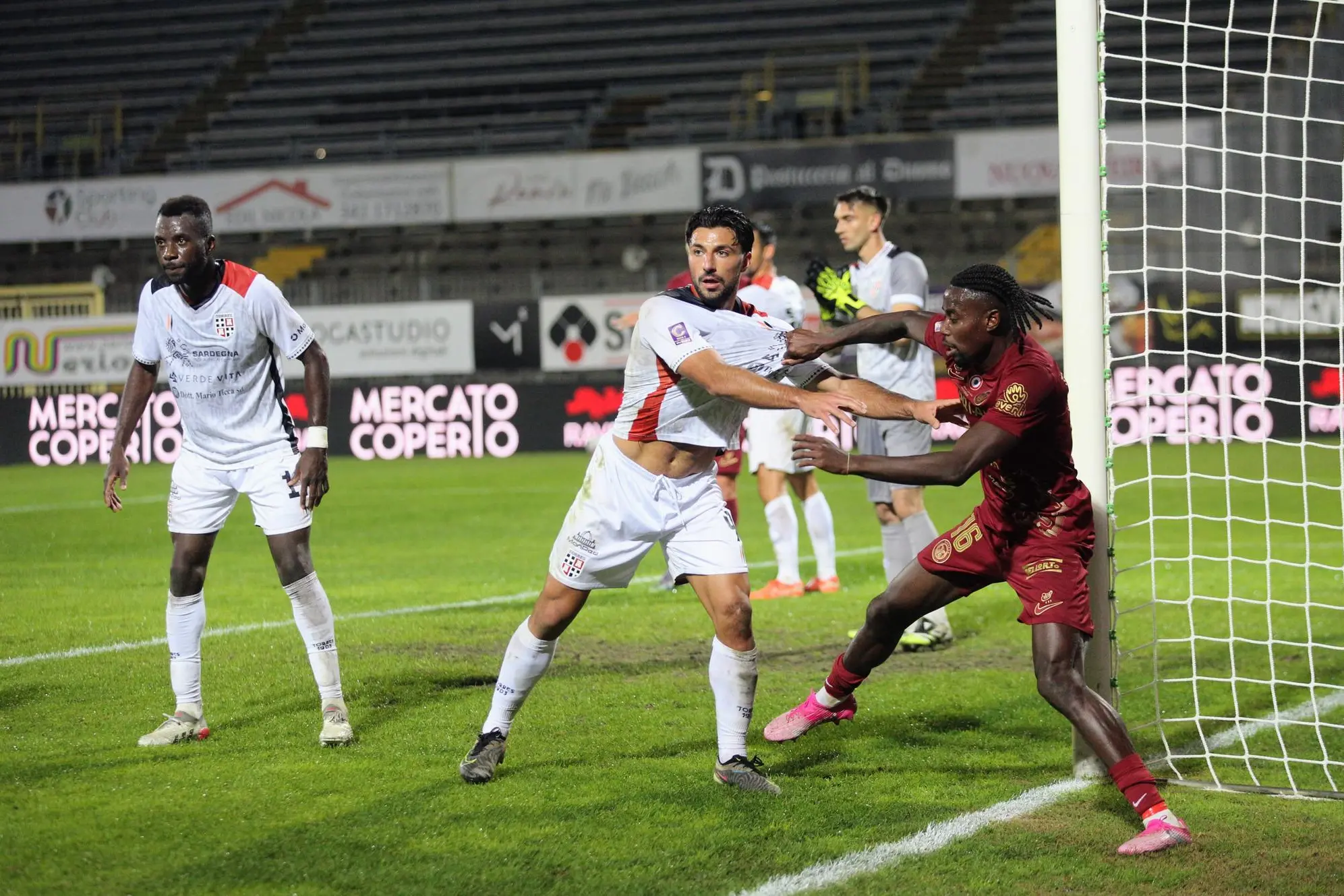 Il duello tra Mercadante e Tenkorang (foto ufficio stampa Ravenna)