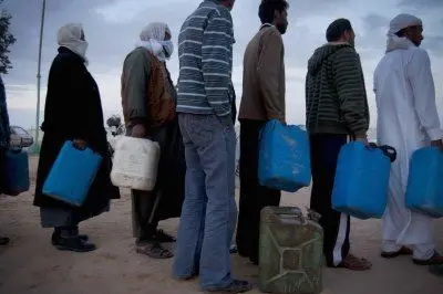 Cittadini libici in fila per l'acqua