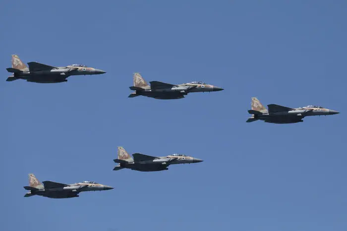 Israeli Air Force F16 Fighter jets fly in formation during Independence Day air show above the beaches of Tel Aviv, Israel, 26 April 2023. Israel is celebrating the 75th Independence Day. ANSA/ABIR SULTAN