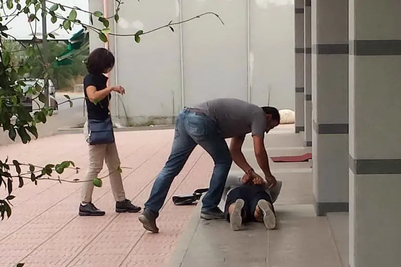 Il poliziotto in borghese ammanetta il ladro - foto Mundula