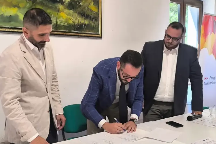 Il sindaco di Uri firma l'atto aggiuntivo (foto concessa)