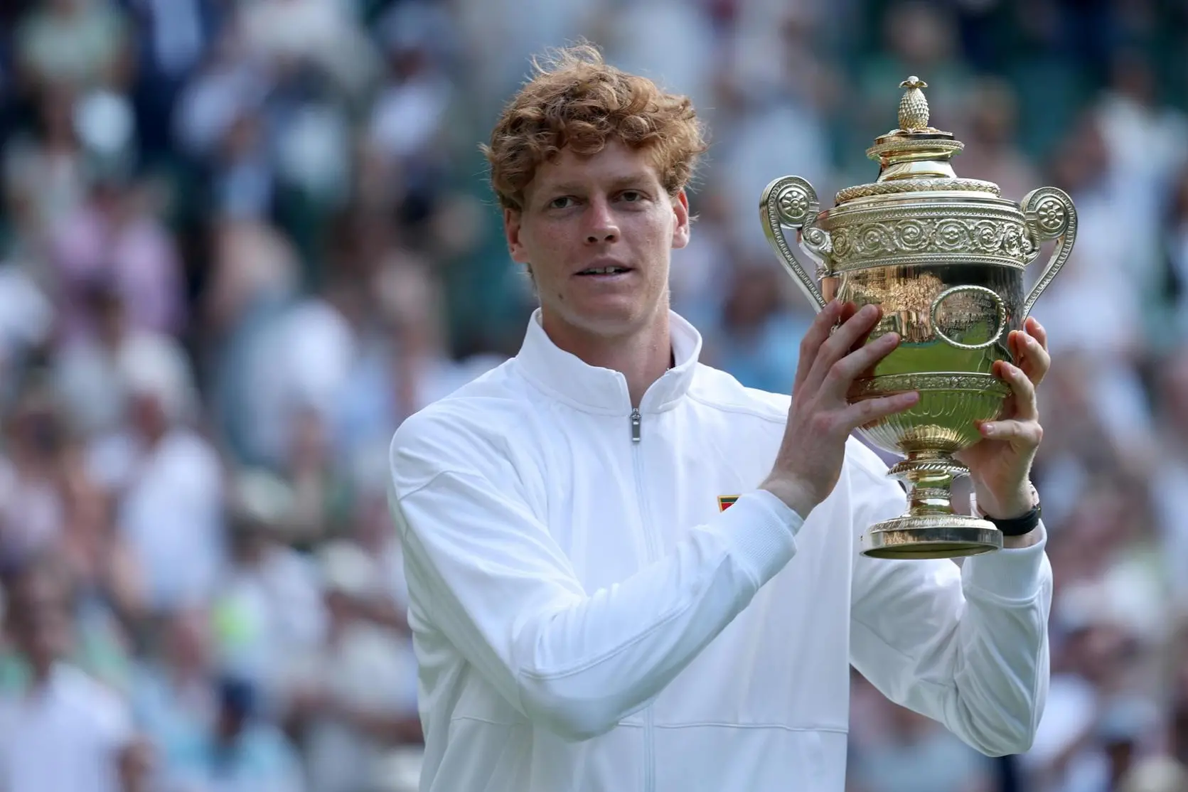 Jannik Sinner festeggia la vittoria a Wimbledon (foto Ansa)