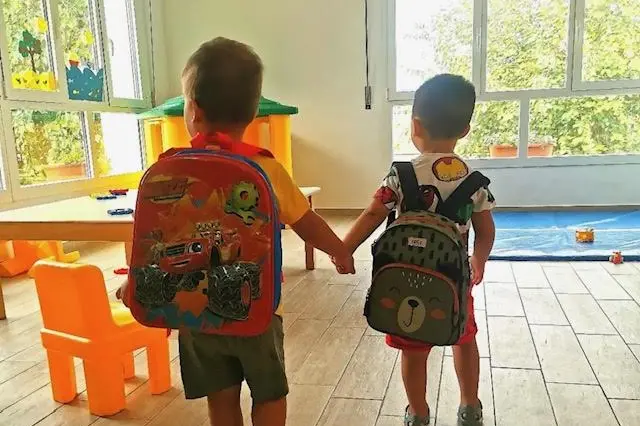 Due bambini all'interno del nido (foto concessa)
