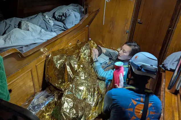 Il salvataggio (foto Ansa)