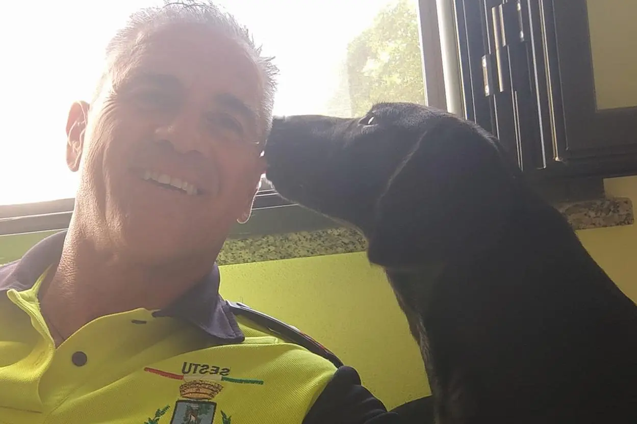 Un agente della Polizia municipale di Sestu col cane trovato