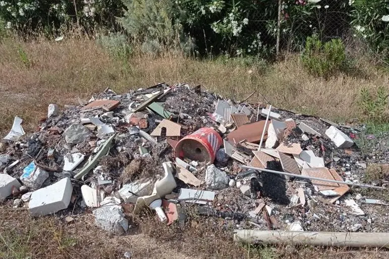 Una discarica nell'area industriale (L'Unione Sarda - Pala)