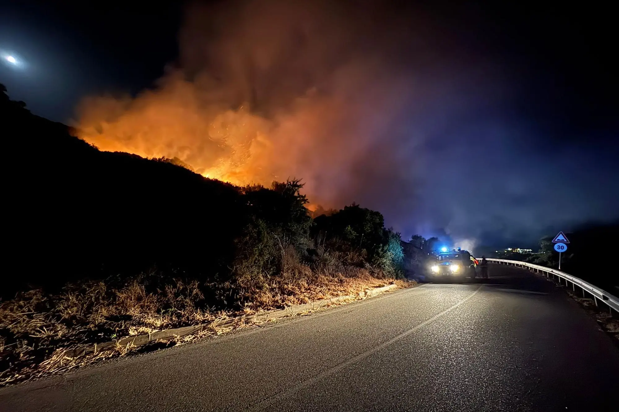 L'incendio divampato nella notte sulla Bosa-Montresta