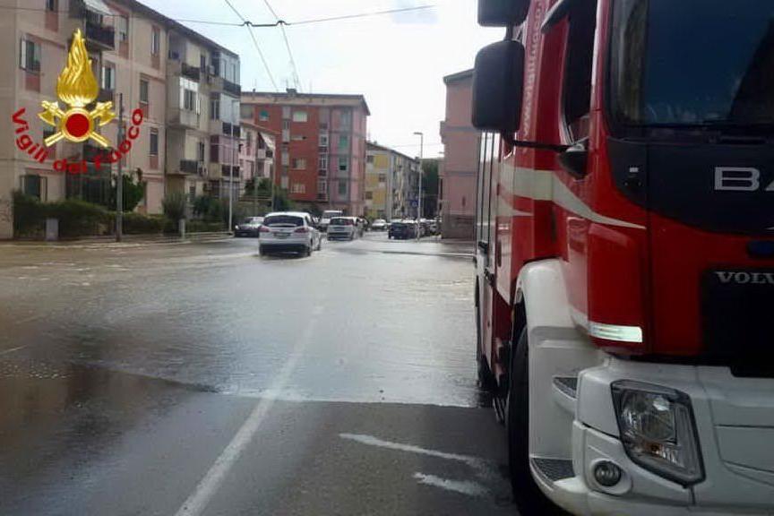 Strada allagata a Cagliari a causa di una perdita d'acqua