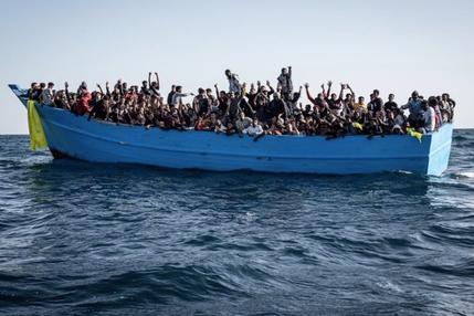 Sbarcati a Trapani oltre 800 migranti, Salvini: “Di Maio e Lamorgese che fanno?”