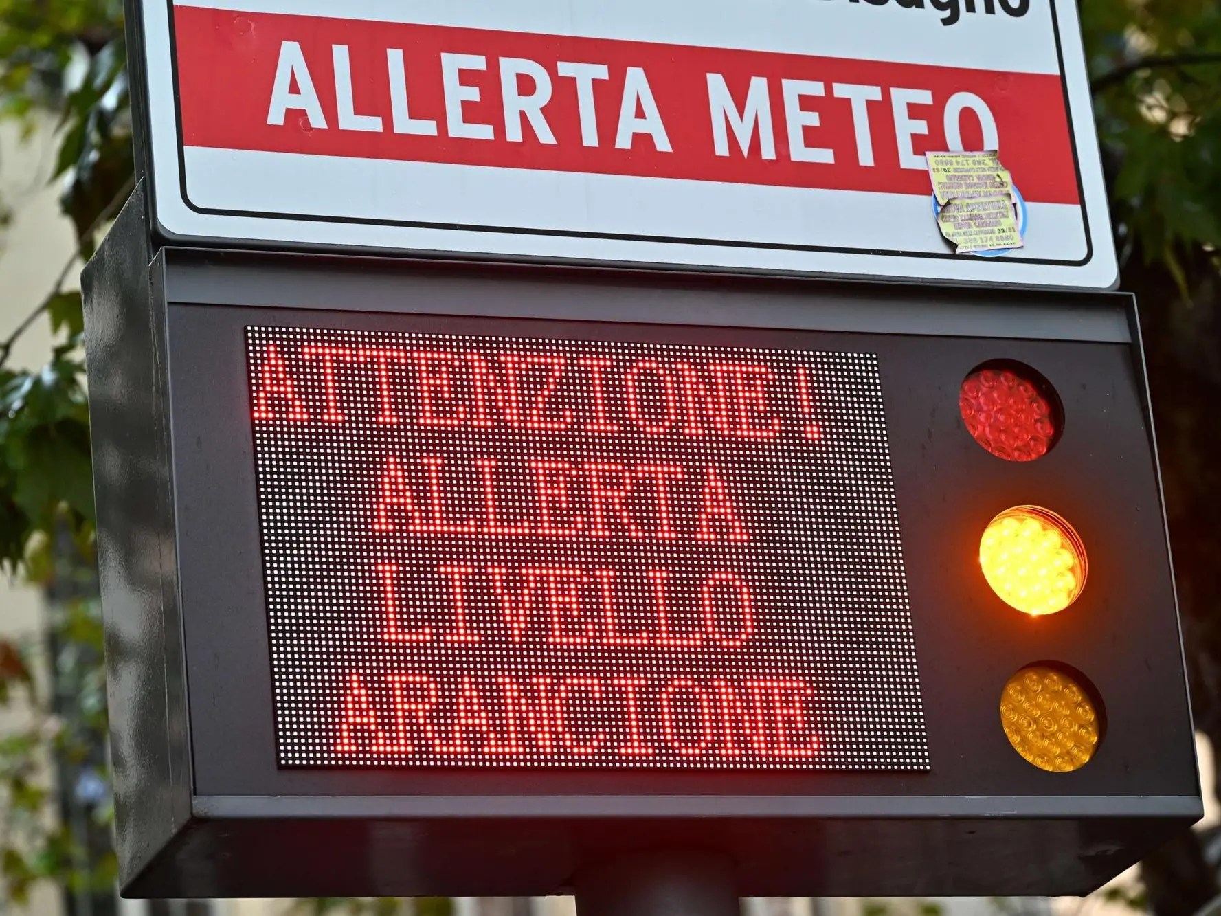 A causa dell'allerta arancione per pioggia e temporali molti comuni, tra cui Genova, Savona, La Spezia hanno emanato ordinanze di chiusura delle scuole di ogni ordine e grado. Genova, 17 ottobre 2024. ANSA/LUCA ZENNARO