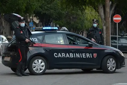 Prende la madre a calci e pugni, poi aggredisce i carabinieri: 42enne in arresto a Cagliari (foto Ansa)
