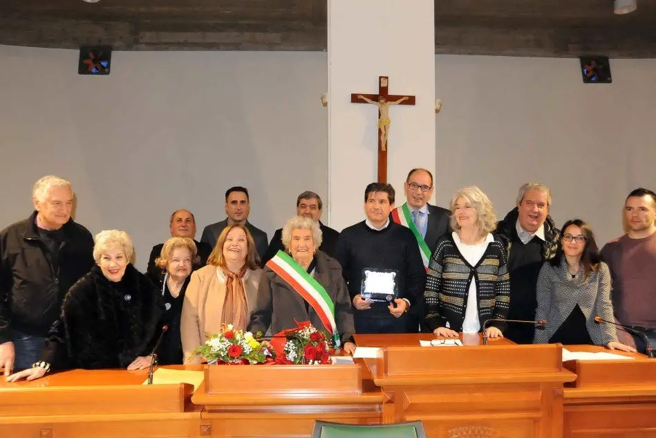 Marianna Moi, con la fascia da sindaco, festeggia il suo centesimo compleanno