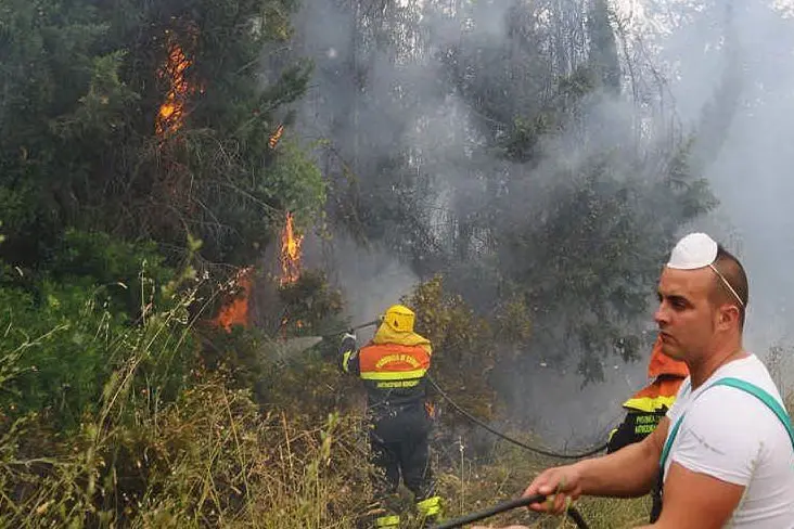 Volontari impegnati nello spegnimento dell'incendio