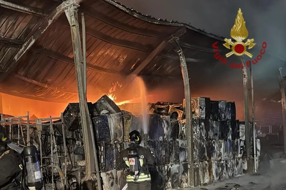 Il rogo a Macchiareddu (foto vigili del fuoco)