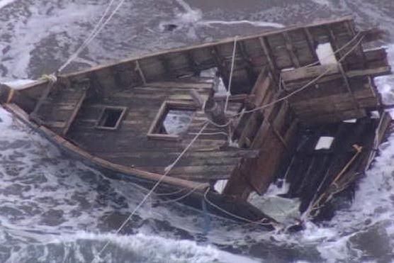 Mistero macabro: sull'isola approda una barca con 5 cadaveri