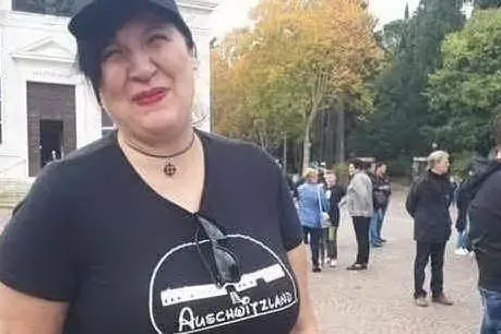 Selene Ticchi e la maglietta con la scritta &quot;Auschwitzland&quot; (foto Facebook)
